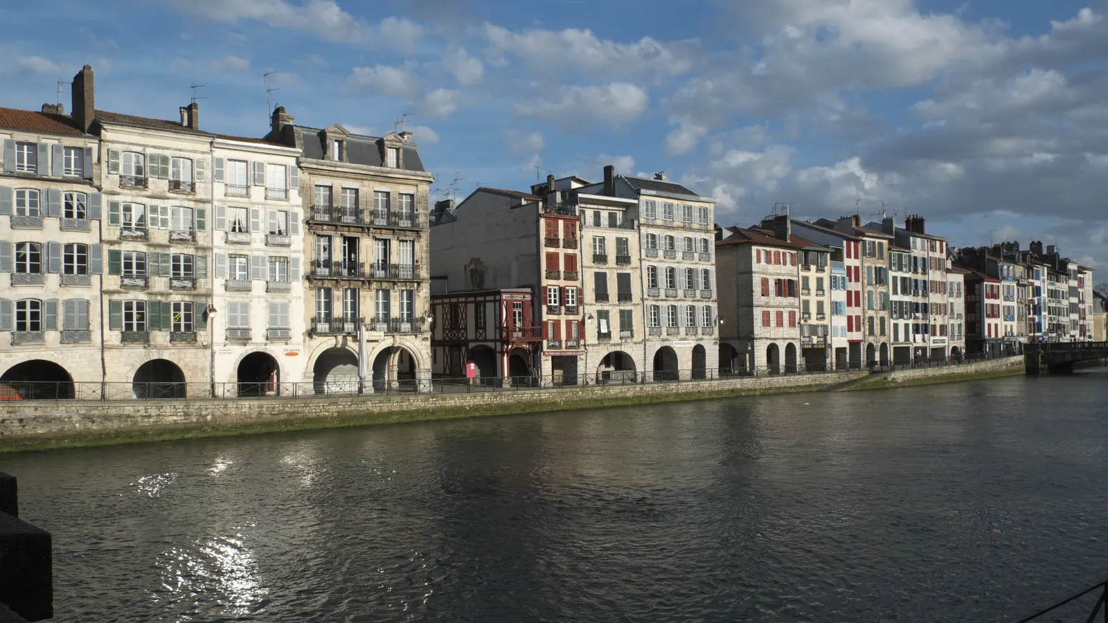 Les façades du quai Galuperie au bord de la Nive, dans le Petit Bayonne