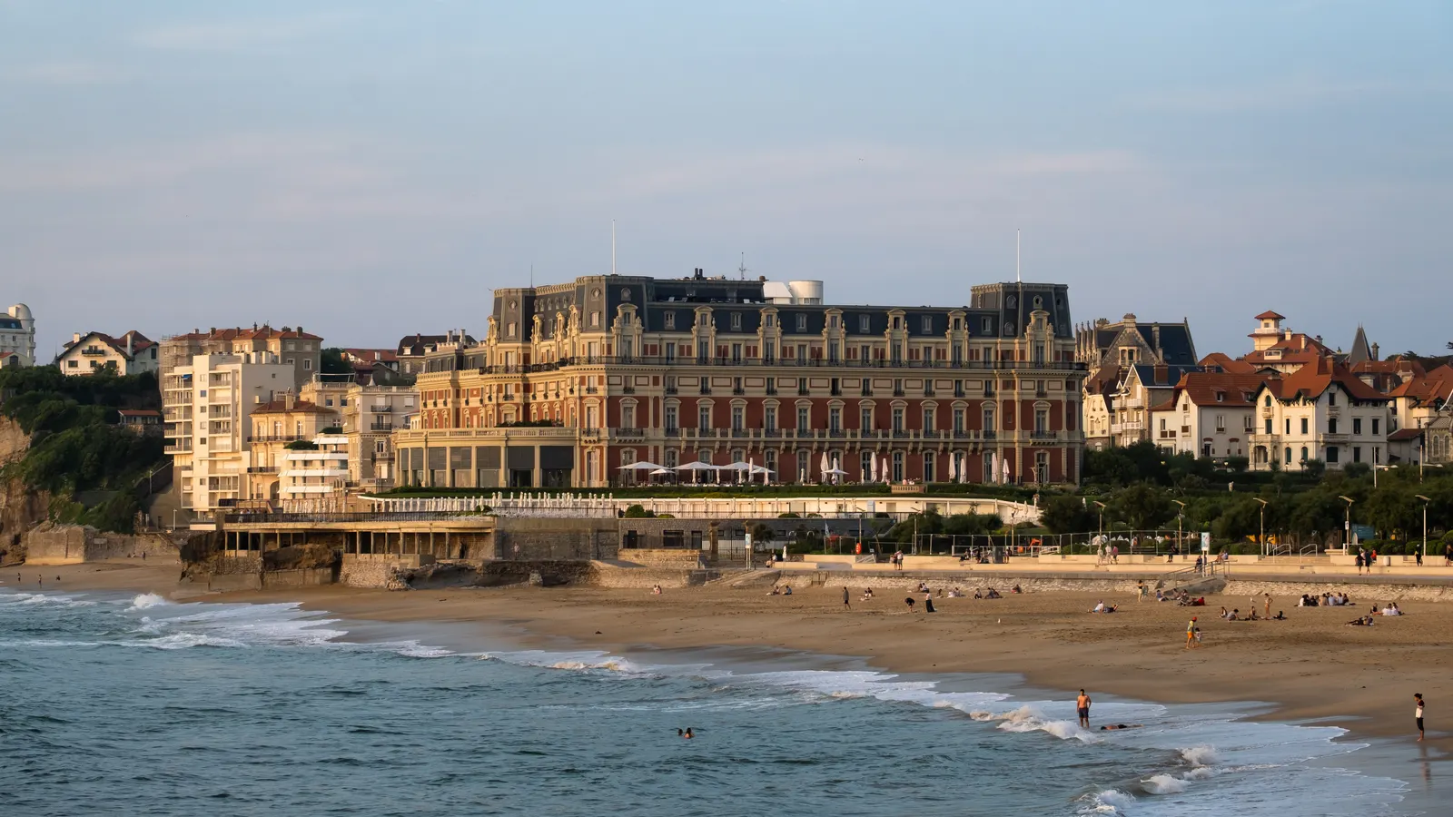 L'Hôtel du Palais au bord de la Grande Plage de Biarritz, au soleil