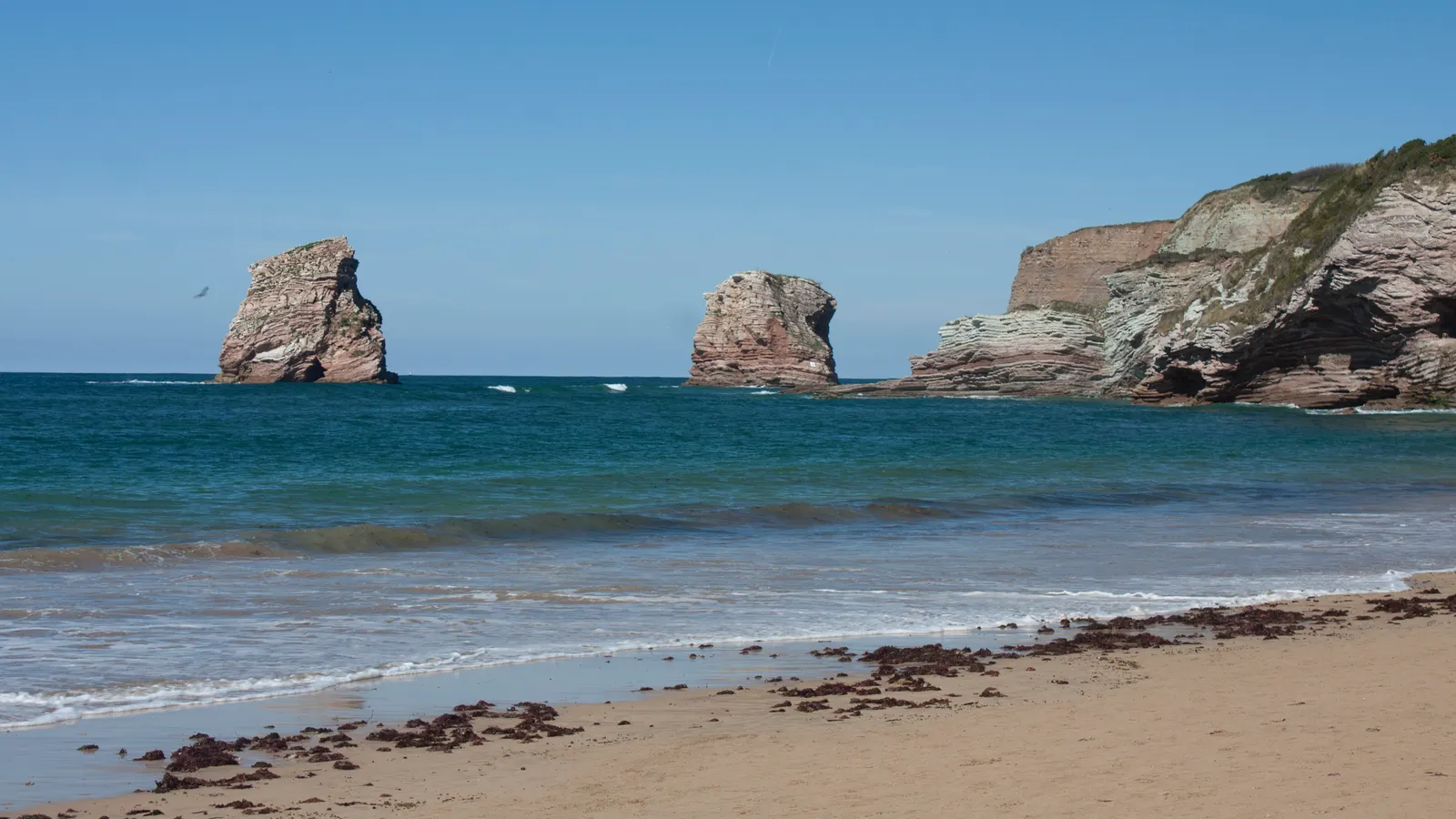 Les Deux Jumeaux, les rochers au large de la plage et de la corniche d'Hendaye
