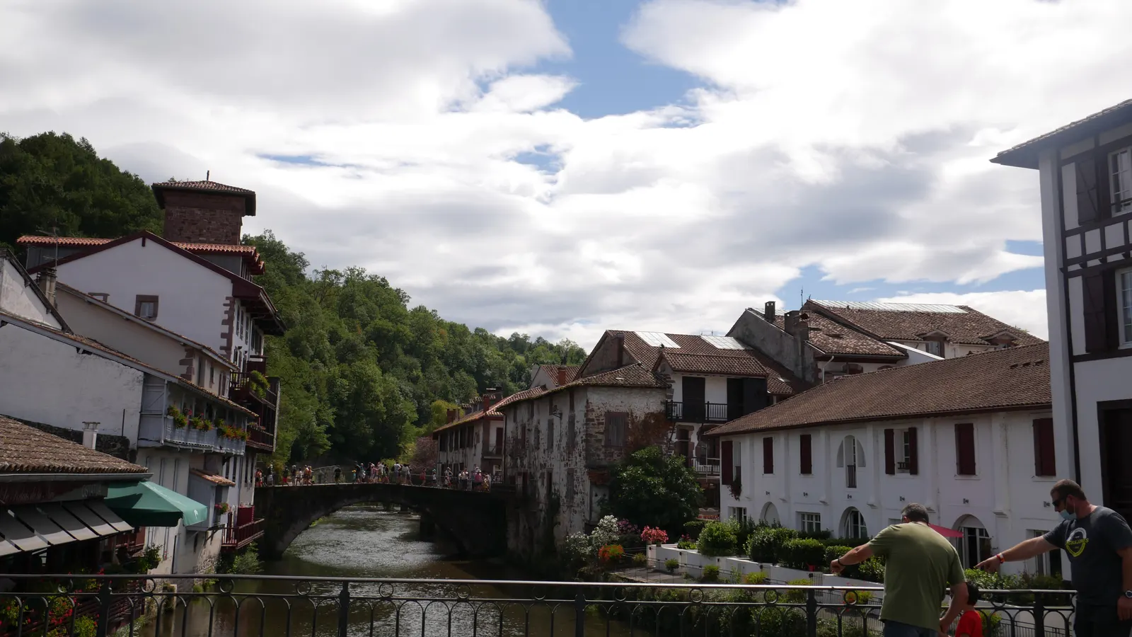 Le vieux pont sur la Nive et les maisons de Saint-Jean-Pied-de-Port